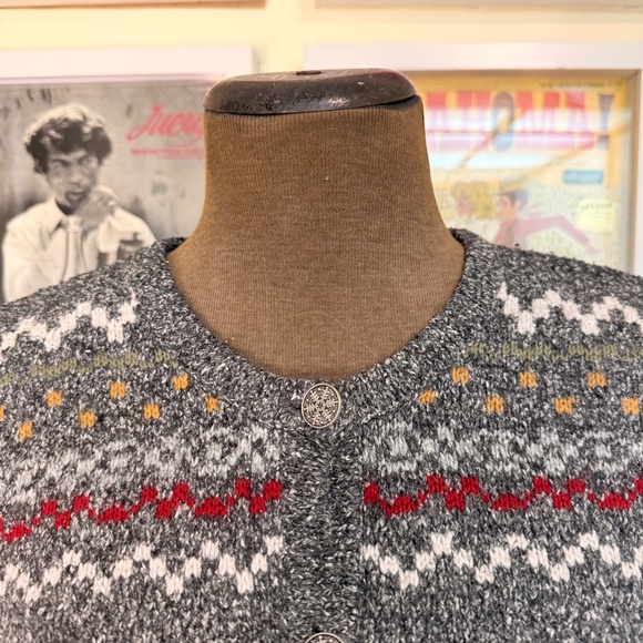 Vintage Y2K Grey Reindeer & Snowflake Knit Christmas Cardigan - Picture 4 of 13